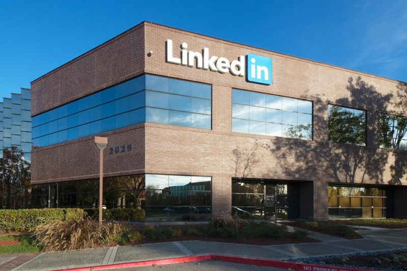 LinkedIn Tests Premium Company Page Subscription with AI Content Creation